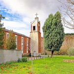 Iglesia_parroquial_de_Viñales_y_zona_recreativa