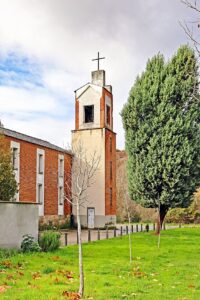 Iglesia_parroquial_de_Viñales_y_zona_recreativa