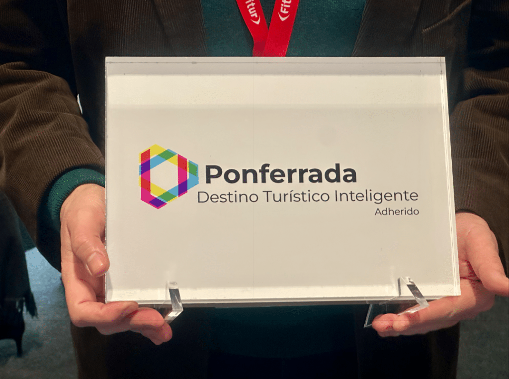 Ponferrada recoge en FITUR 2025 el distintivo Destino Turístico Inteligente que