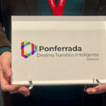 Ponferrada recoge en FITUR 2025 el distintivo Destino Turístico Inteligente que
