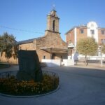 Imagen de la Ermita de San Roque de Cubillos del Sil, con el Ayuntamiento de fondo.