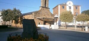 Imagen de la Ermita de San Roque de Cubillos del Sil, con el Ayuntamiento de fondo.