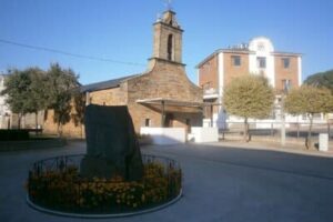 Imagen de la Ermita de San Roque de Cubillos del Sil, con el Ayuntamiento de fondo.