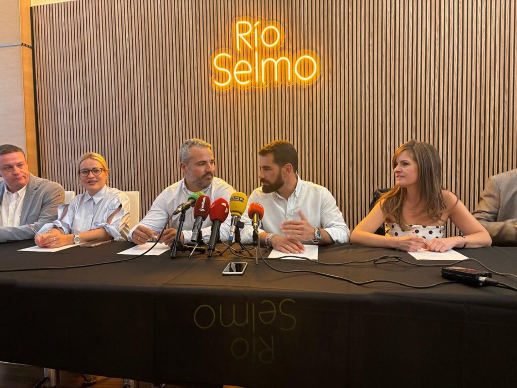 reunión y deliberación Jurado II Gala del Comercio en Río Selmo