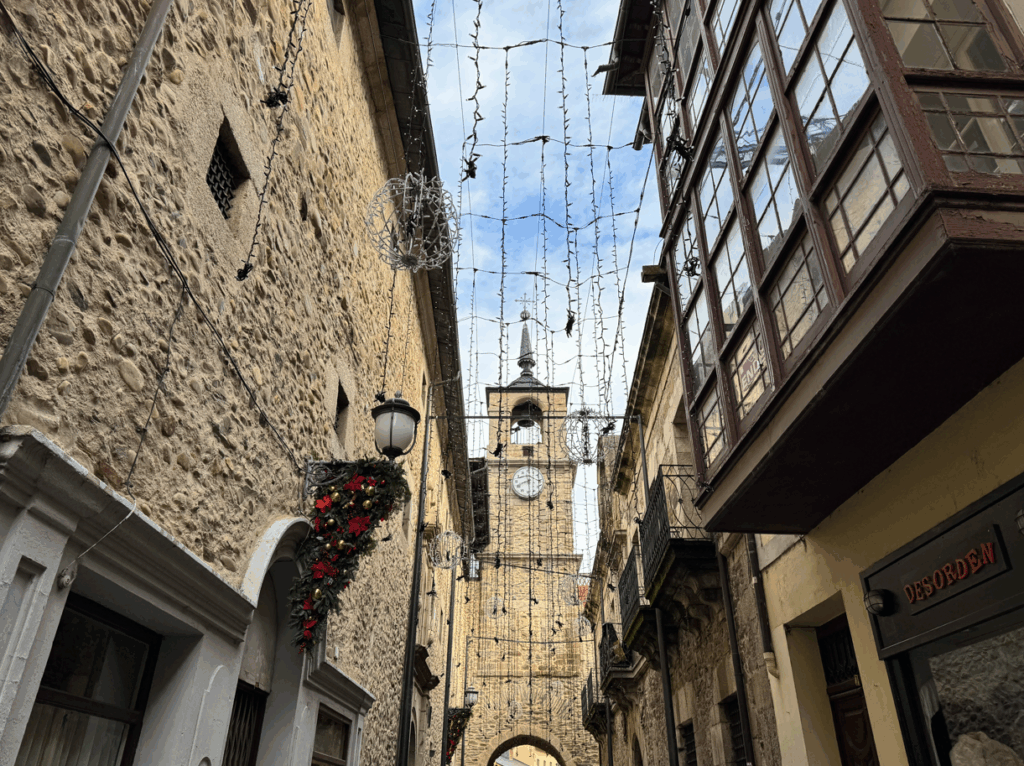 instalacion de luces navideñas en la calle del reloj