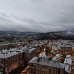 Así ha amanecido Ponferrada hoy: Nieve en la ciudad y problemas en la A-6