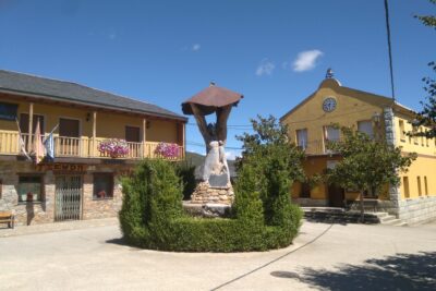 Plaza del ayuntamiento de Borrenes