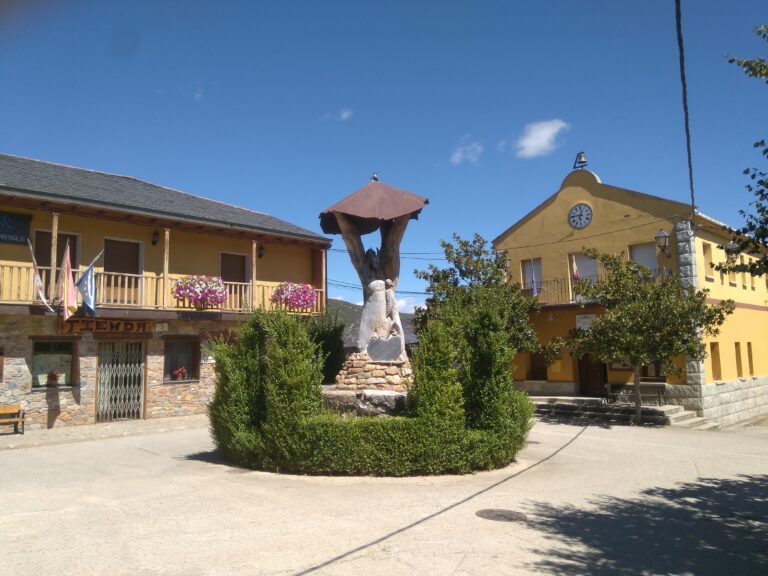 Plaza del ayuntamiento de Borrenes
