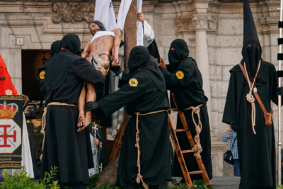 Cofrades realizando el secular rito del Desenclavo en la Plaza del Ayuntamiento durante la Semana Santa de Ponferrada.