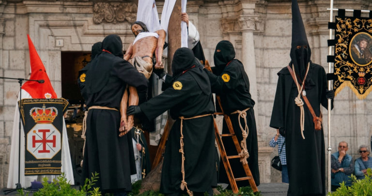 Cofrades realizando el secular rito del Desenclavo en la Plaza del Ayuntamiento durante la Semana Santa de Ponferrada.
