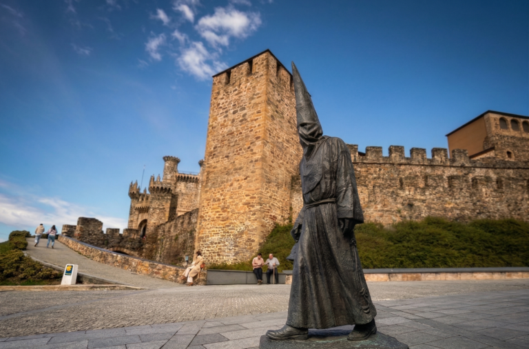 Fotografía del Castillo de los Templarios de Ponferrada, León, con la estatua del Lambrión Chupacandiles