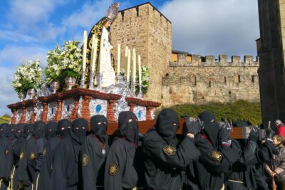 Virgen de la Soledad a su paso por el Castillo de los Templarios