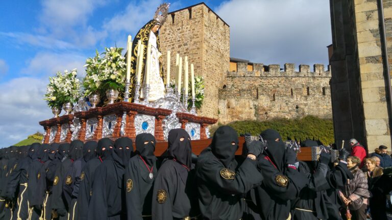 Virgen de la Soledad a su paso por el Castillo de los Templarios