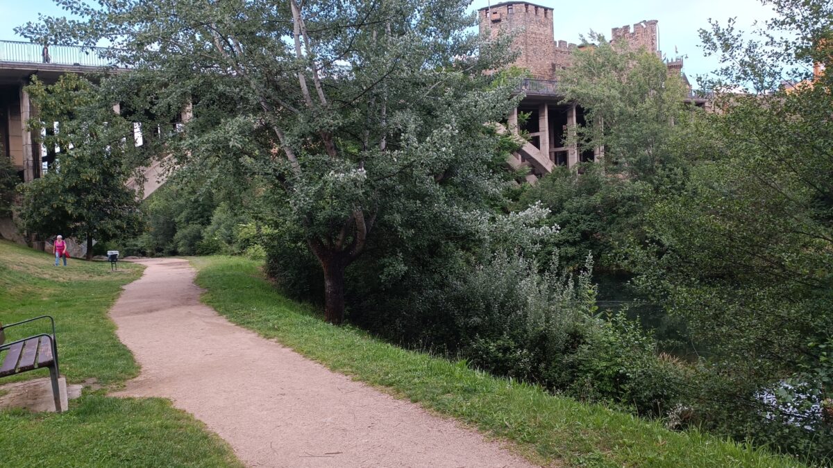 Camino peatonal arbolado y soleado durante la ruta por el paseo del río Sil en Ponferrada, El Bierzo