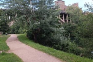 Camino peatonal arbolado y soleado durante la ruta por el paseo del río Sil en Ponferrada, El Bierzo
