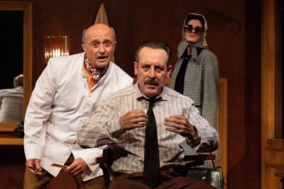 Los actores Pepe Viyuela y Antonio Molero en una escena de la comedia El barbero de Picasso