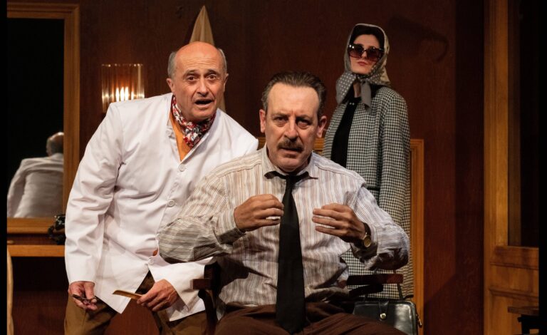 Los actores Pepe Viyuela y Antonio Molero en una escena de la comedia El barbero de Picasso