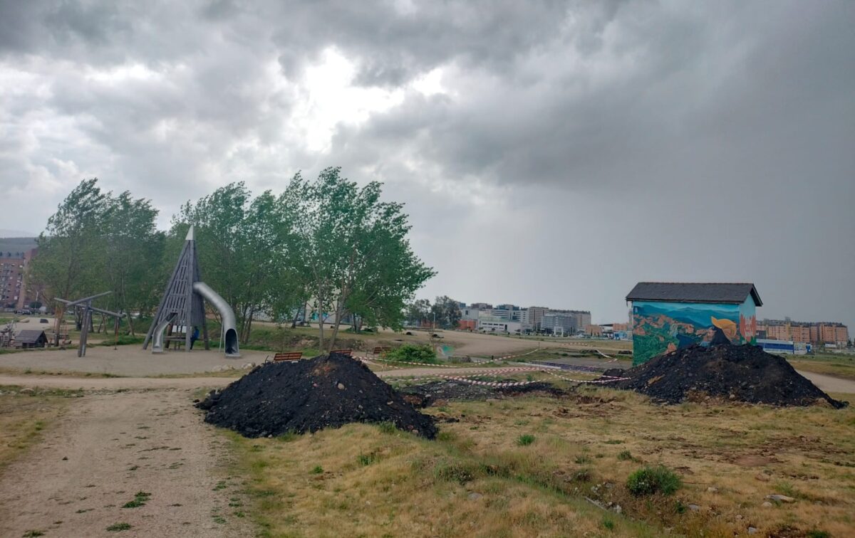 instalacion de la tirolina en el Parque Juventud de Ponferrada