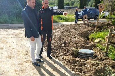 Iván Alonso y el alcalde pedáneo de San Andrés de Montejos Víctor Manuel Franco en la Fuente del Abranal 2