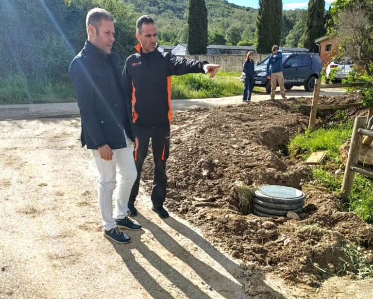 Iván Alonso y el alcalde pedáneo de San Andrés de Montejos Víctor Manuel Franco en la Fuente del Abranal 2