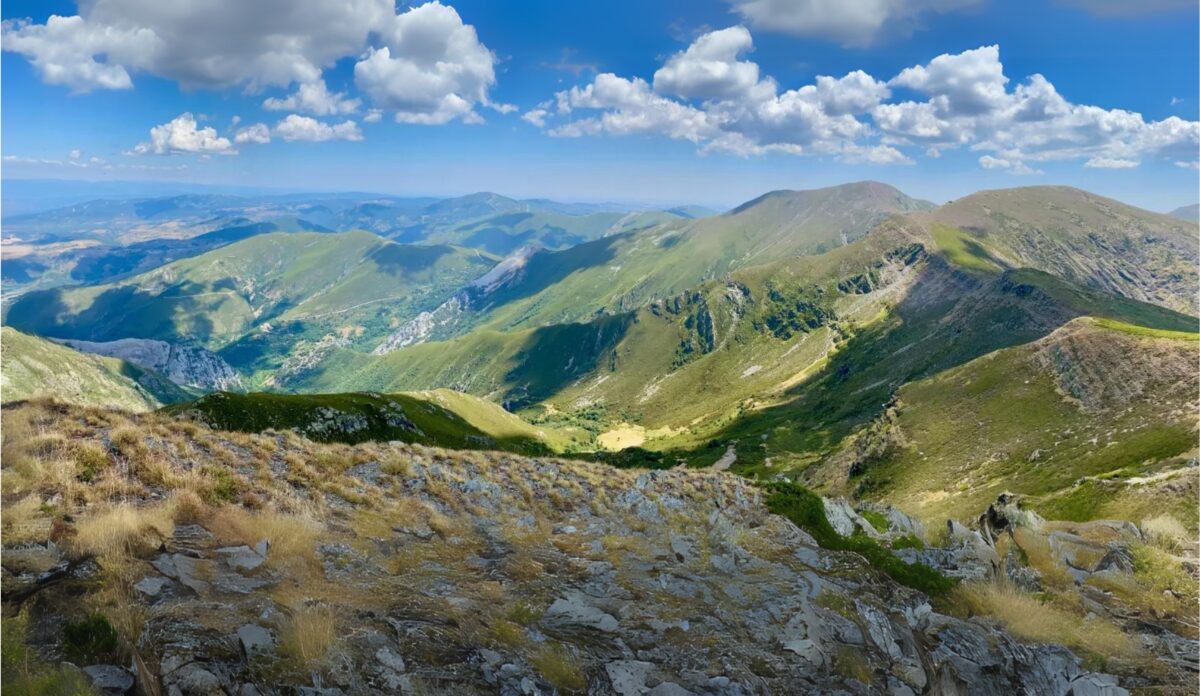 Vista de las cumbres de los montes Aquilianos desde la cima de Cabeza de la Yegua (2142 m)