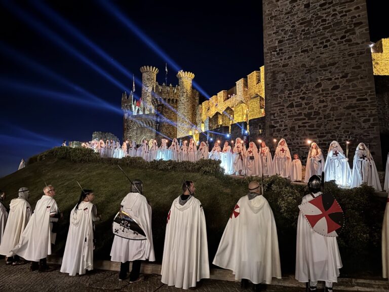 [Vídeo] Ponferrada revive la Noche Templaria con una multitudinaria entrega del Arca y el Grial
