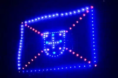 Espectáculo nocturno de drones en Ponferrada formando la bandera del Bierzo.