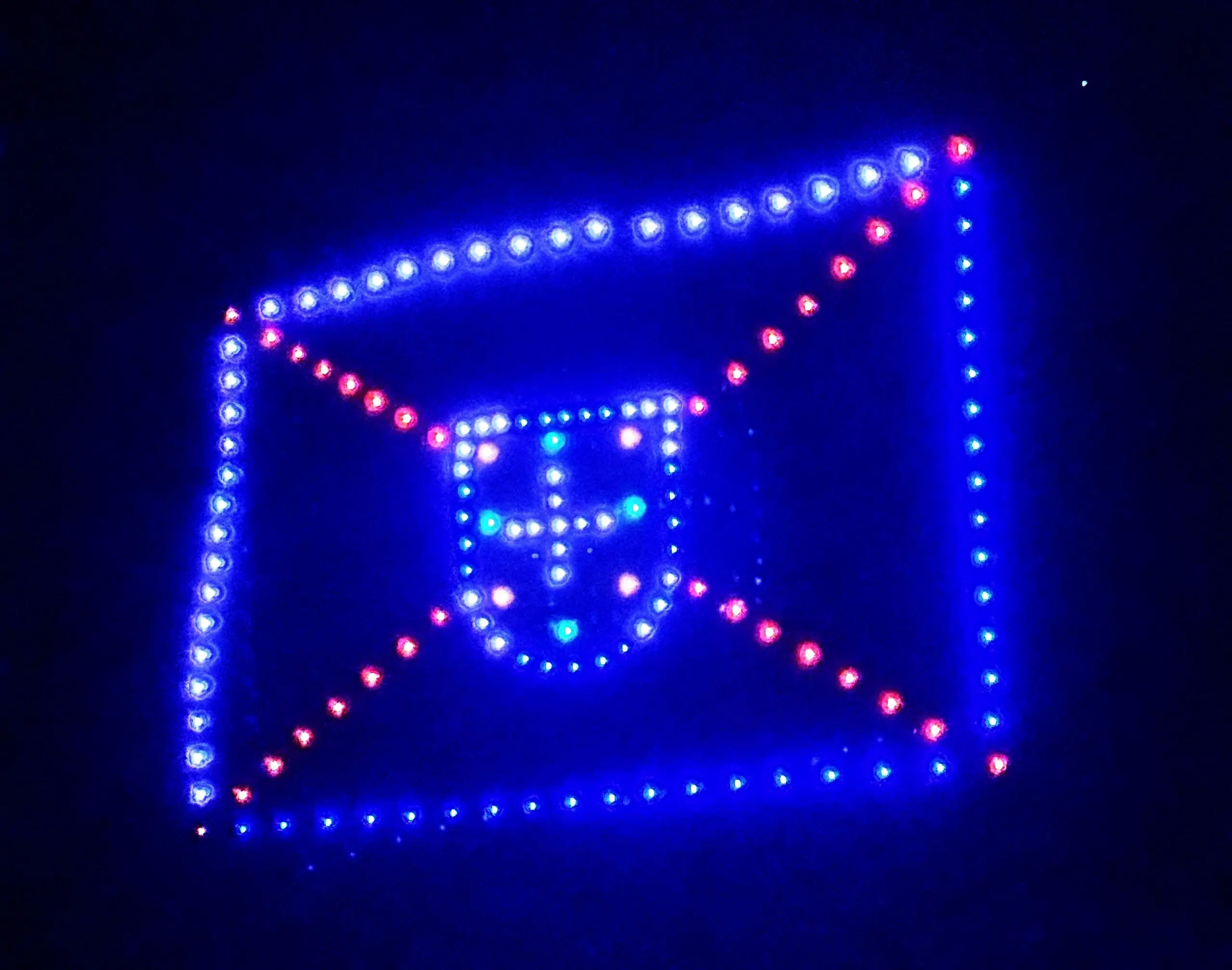 Espectáculo nocturno de drones en Ponferrada formando la bandera del Bierzo.