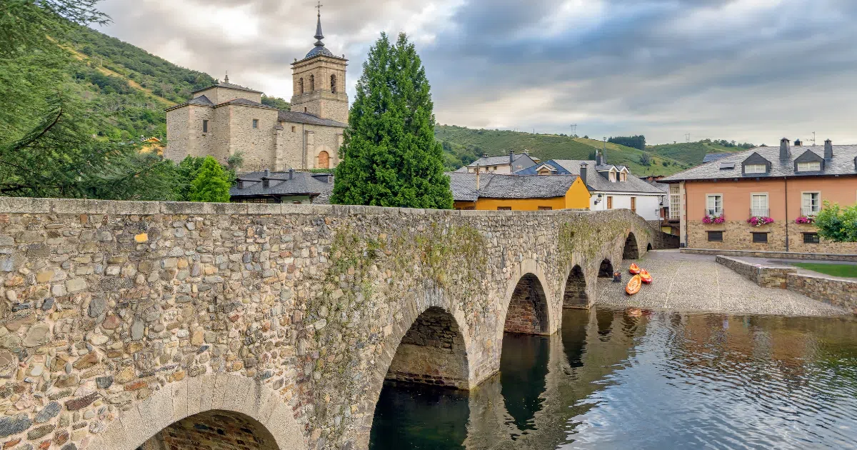 vista del puente romano molinaseca