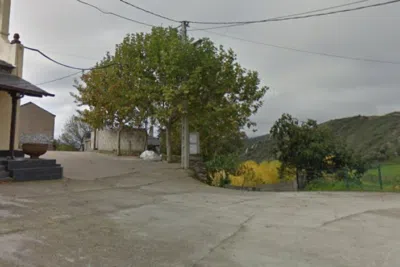 Vista de la localidad de Yeres, donde destaca la arquitectura tradicional de la iglesia parroquial de San Pelayo. (Imagen: Google Street View)