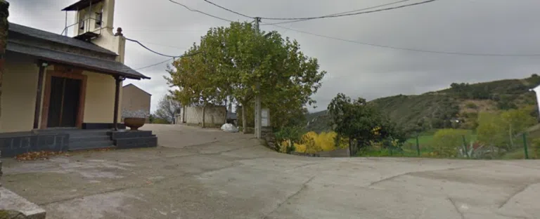 Vista de la localidad de Yeres, donde destaca la arquitectura tradicional de la iglesia parroquial de San Pelayo. (Imagen: Google Street View)