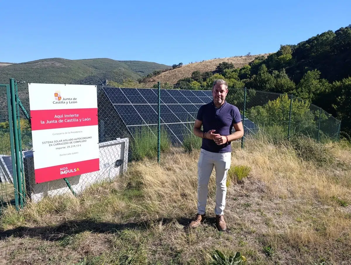 Concejal de Medio Rural, Iván Alonso en las instalaciones fotovoltaicas de Carracedo de Compludo