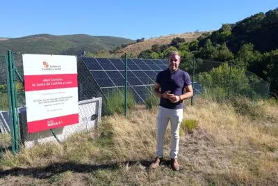 Concejal de Medio Rural, Iván Alonso en las instalaciones fotovoltaicas de Carracedo de Compludo