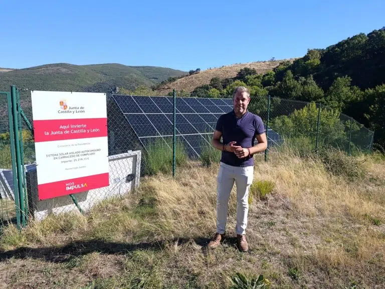 Concejal de Medio Rural, Iván Alonso en las instalaciones fotovoltaicas de Carracedo de Compludo