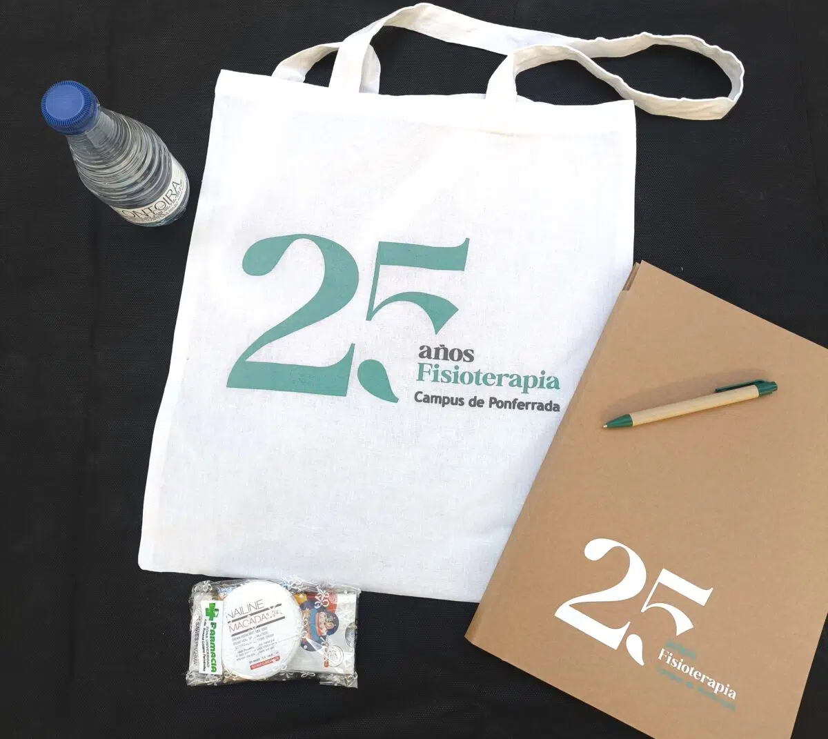 Bolsa, cuaderno y regalos de las jornadas por los 25 años de Fisioterapia en el Campus de Ponferrada