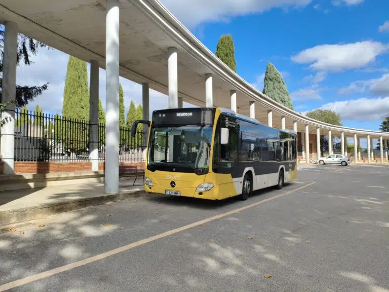 Autobus urbano de ponferrada frente al cementerio municipal