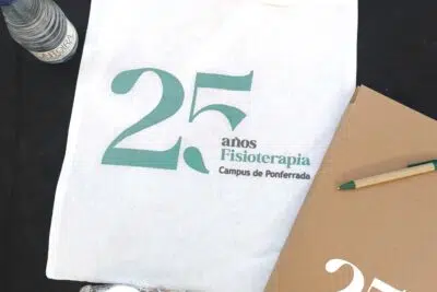 Bolsa con el logotipo de los 25 años de Fisioterapia del Campus de Ponferrada