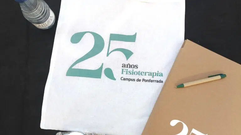 Bolsa con el logotipo de los 25 años de Fisioterapia del Campus de Ponferrada