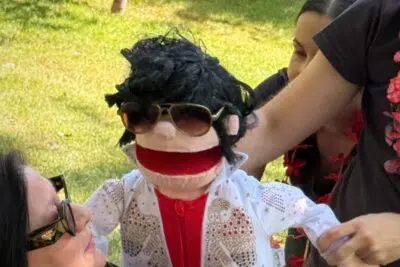 Marioneta de Rocky Presley con gafas de sol y traje blanco de Elvis