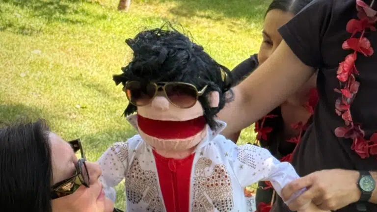 Marioneta de Rocky Presley con gafas de sol y traje blanco de Elvis