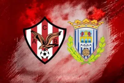 Escudos del Atlético Bembibre y de la Arandina C.F. sobre fondo rojo