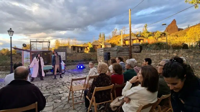 Función del Festival de Otoño en Las Médulas al atardecer, con el público en sillas de madera y los picos de arcilla detrás