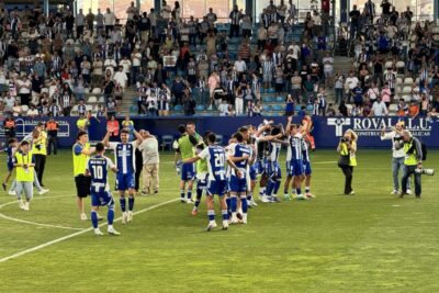 Jugadores de la SD Ponferradina saludan a la afición en El Toralín