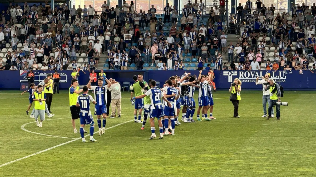Jugadores de la SD Ponferradina saludan a la afición en El Toralín