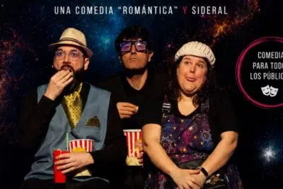 Los tres actores de La teoría del casi, de Dinamia Teatro, con palomitas bajo un cielo estrellado