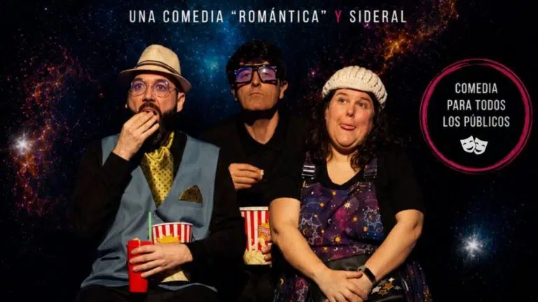 Los tres actores de La teoría del casi, de Dinamia Teatro, con palomitas bajo un cielo estrellado