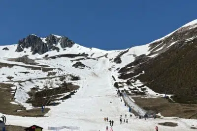 Pistas de la estación de esquí de San Isidro con las cumbres nevadas
