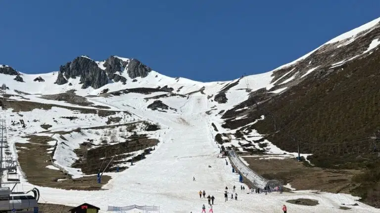Pistas de la estación de esquí de San Isidro con las cumbres nevadas